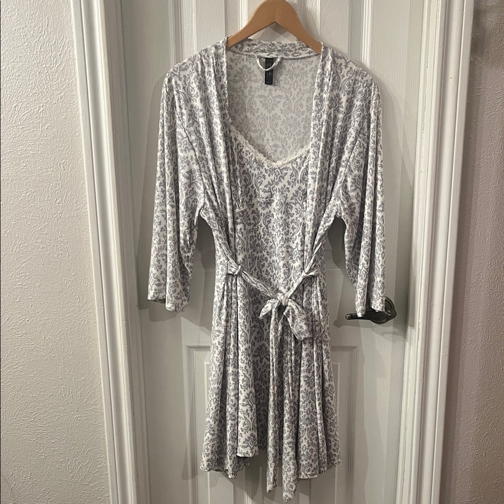 MARILYN MONROE INTIMATES NIGHTGOWN AND ROBE SIZE MEDIUM